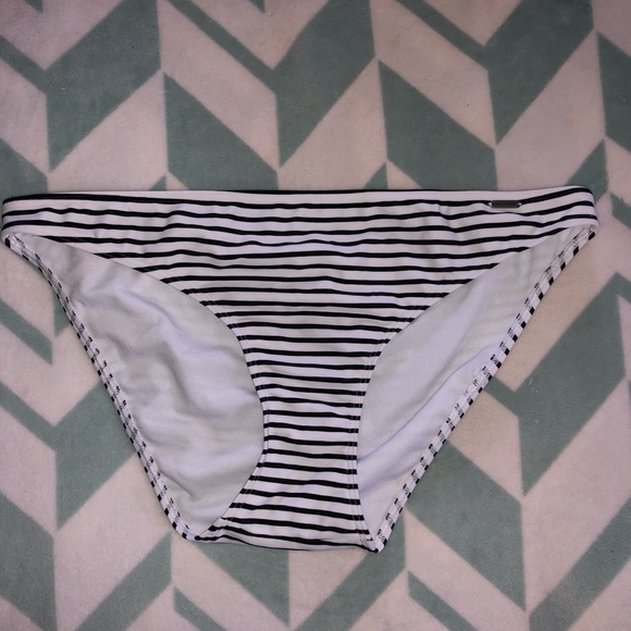 Hollister Bikini: Top & Bottom!! - Picture 3 of 4